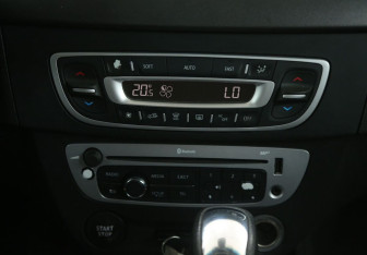 Подержанный автомобиль Renault Fluence 2013 года (15 фото)
