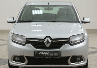 Подержанный автомобиль Renault Sandero 2015 года (6 фото)
