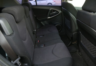 Подержанный автомобиль Toyota RAV4 2006 года (11 фото)
