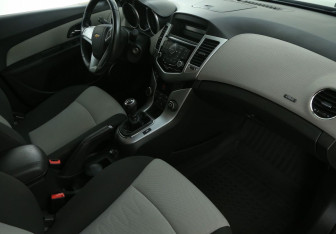 Подержанный автомобиль Chevrolet Cruze Hatchback 2012 года (9 фото)