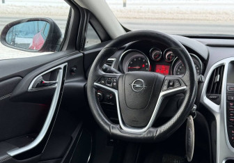 Подержанный автомобиль Opel Astra Hatchback 2013 года (11 фото)