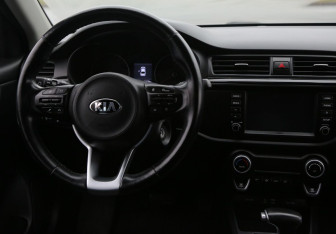 Подержанный автомобиль Kia Rio Sedan 2017 года (25 фото)