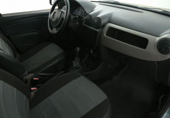 Подержанный автомобиль Renault Logan Sedan 2012 года (9 фото)