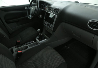 Подержанный автомобиль Ford Focus Hatchback 2011 года (9 фото)