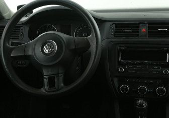 Подержанный автомобиль Volkswagen Jetta Sedan 2013 года (14 фото)