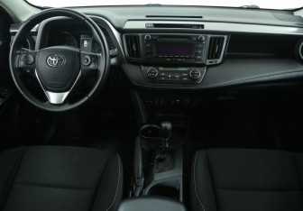 Подержанный автомобиль Toyota RAV4 2018 года (12 фото)