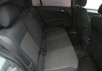 Подержанный автомобиль Opel Astra Sedan 2012 года (11 фото)