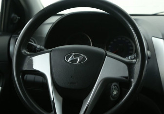 Подержанный автомобиль Hyundai Solaris Hatchback 2011 года (16 фото)