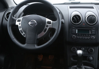 Подержанный автомобиль Nissan Qashqai 2012 года (14 фото)
