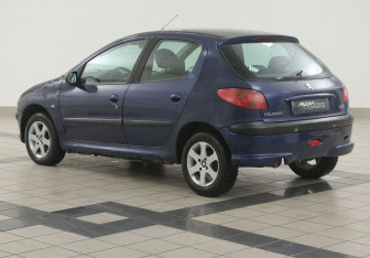 Подержанный автомобиль Peugeot 206 Hatchback 2004 года (2 фото)