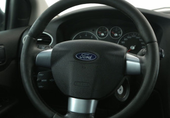 Подержанный автомобиль Ford Focus Hatchback 2007 года (15 фото)