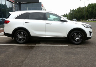 Подержанный автомобиль Kia Sorento 2015 года (7 фото)