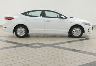 Подержанный автомобиль Hyundai Elantra Sedan 2016 года (5 фото)