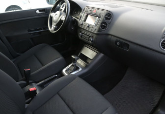 Подержанный автомобиль Volkswagen Golf Plus 2010 года (9 фото)