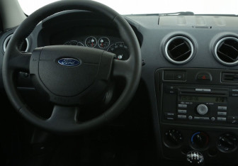 Подержанный автомобиль Ford Fusion 2006 года (14 фото)