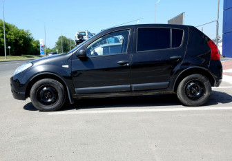 Подержанный автомобиль Renault Sandero 2012 года (8 фото)