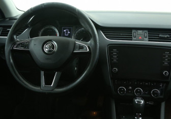 Подержанный автомобиль Skoda Octavia Liftback 2019 года (14 фото)