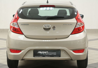 Подержанный автомобиль Hyundai Solaris Hatchback 2011 года (3 фото)