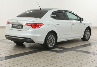 Подержанный автомобиль Citroen C4 Sedan 2013 года (4 фото)