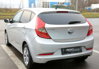 Подержанный автомобиль Hyundai Solaris Hatchback 2015 года (4 фото)