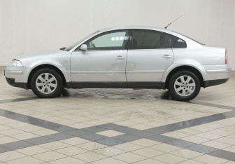 Подержанный автомобиль Volkswagen Passat Sedan 2003 года (7 фото)
