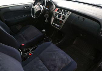 Подержанный автомобиль Honda HR-V 2004 года (6 фото)