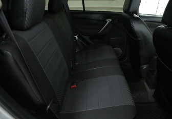 Подержанный автомобиль Toyota RAV4 2004 года (11 фото)