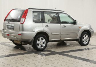 Подержанный автомобиль Nissan X-Trail 2003 года (4 фото)