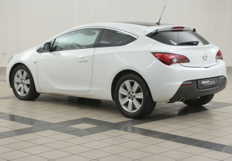Подержанный автомобиль Opel Astra Hatchback 2012 года (2 фото)