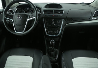 Подержанный автомобиль Opel Mokka 2013 года (12 фото)