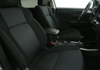 Подержанный автомобиль Mitsubishi Outlander 2022 года (10 фото)