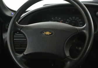 Подержанный автомобиль Chevrolet Niva 2005 года (16 фото)