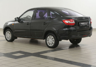 Подержанный автомобиль LADA (ВАЗ) Granta Liftback 2015 года (2 фото)