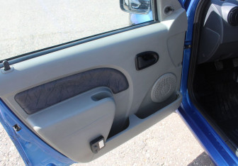 Подержанный автомобиль Renault Logan Sedan 2005 года (9 фото)