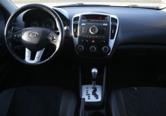 Подержанный автомобиль Kia Ceed Hatchback 2012 года (12 фото)