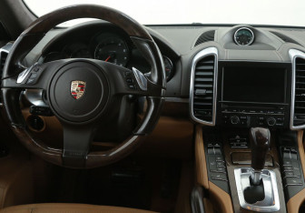 Подержанный автомобиль Porsche Cayenne 2011 года (16 фото)