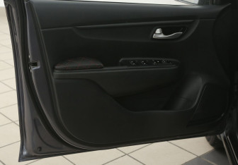 Подержанный автомобиль Kia Rio Hatchback 2021 года (14 фото)