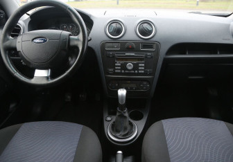 Подержанный автомобиль Ford Fusion 2006 года (12 фото)