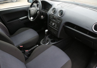 Подержанный автомобиль Ford Fusion 2006 года (9 фото)