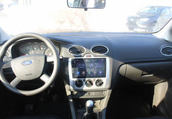 Подержанный автомобиль Ford Focus Hatchback 2005 года (13 фото)