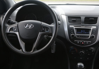Подержанный автомобиль Hyundai Solaris Hatchback 2015 года (14 фото)