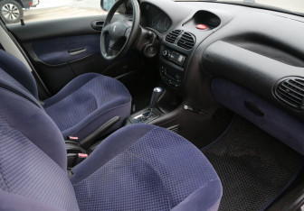 Подержанный автомобиль Peugeot 206 Hatchback 2004 года (9 фото)