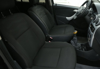 Подержанный автомобиль Renault Sandero 2011 года (10 фото)