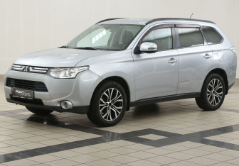 Подержанный автомобиль Mitsubishi Outlander 2012 года (8 фото)