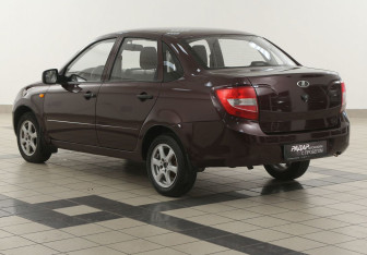 Подержанный автомобиль LADA (ВАЗ) Granta Sedan 2012 года (2 фото)
