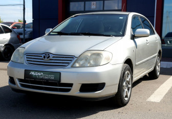 Подержанный автомобиль Toyota Corolla Sedan 2004 года (3 фото)