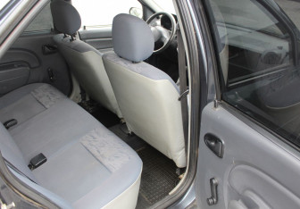 Подержанный автомобиль Renault Logan Sedan 2006 года (12 фото)