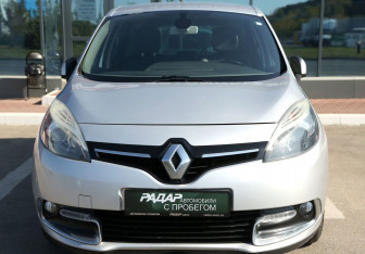 Подержанный автомобиль Renault Scenic 2015 года (2 фото)