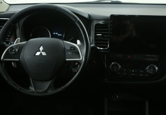 Подержанный автомобиль Mitsubishi Outlander 2012 года (14 фото)