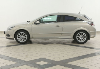 Подержанный автомобиль Opel Astra Hatchback 2010 года (7 фото)